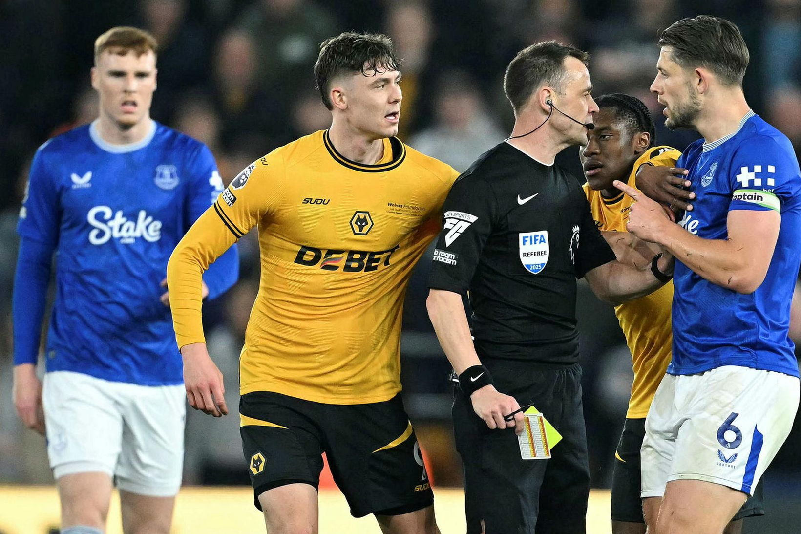 Stuart Atwell dómari ræðir við James Tarkowski í liði Everton.