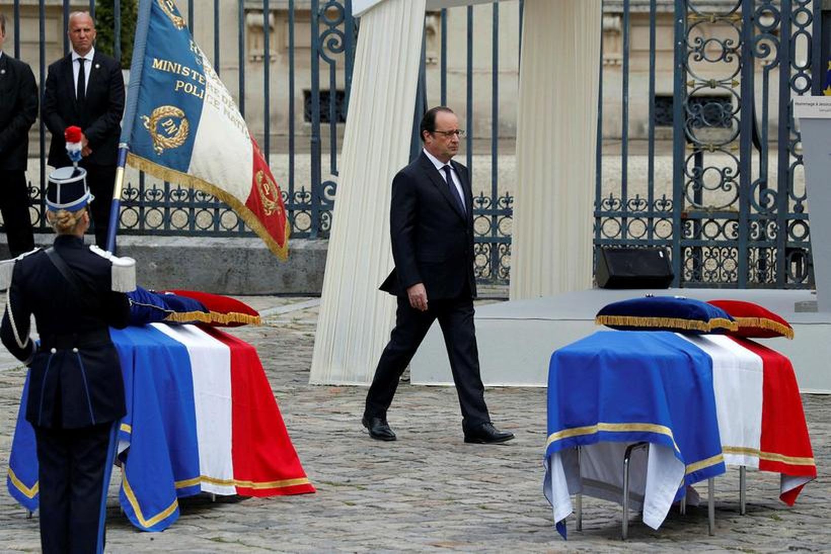 Francois Hollande var viðstaddur útför lögreglumannsins og eiginkonu hans sem …