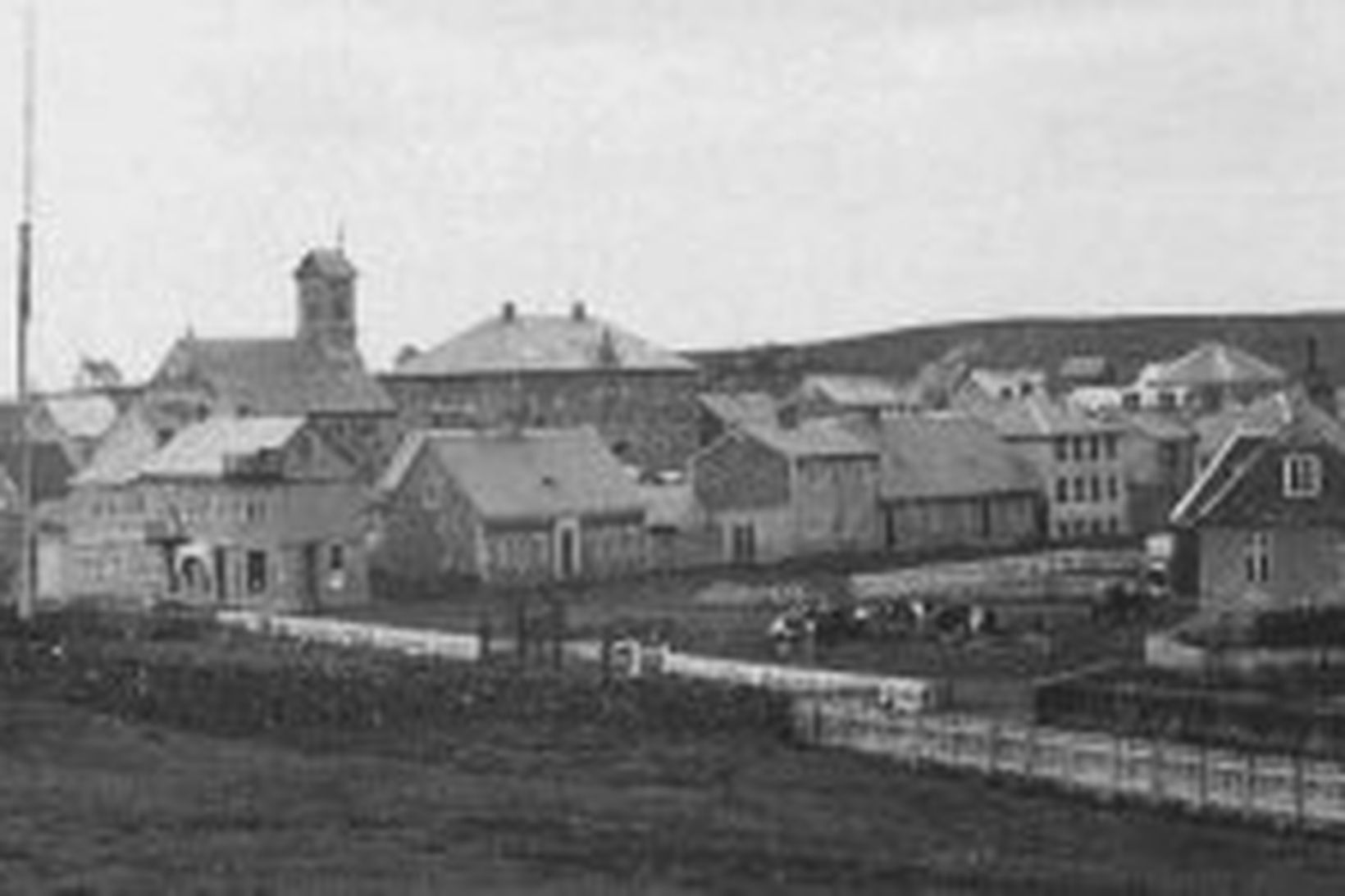 Lækjartorg árið 1882. Austurstræti 22 ber í Alþingishúsið.