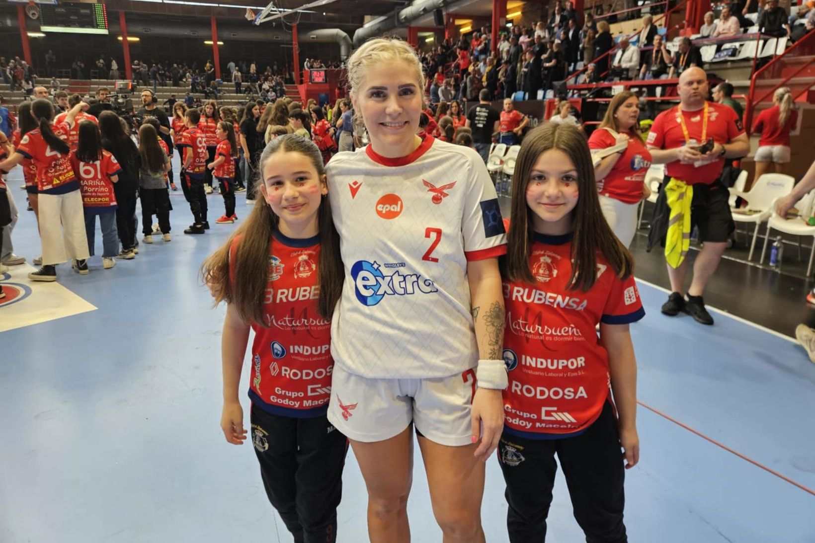 Sigríður Hauksdóttir með spænskum aðdáendum eftir leik.