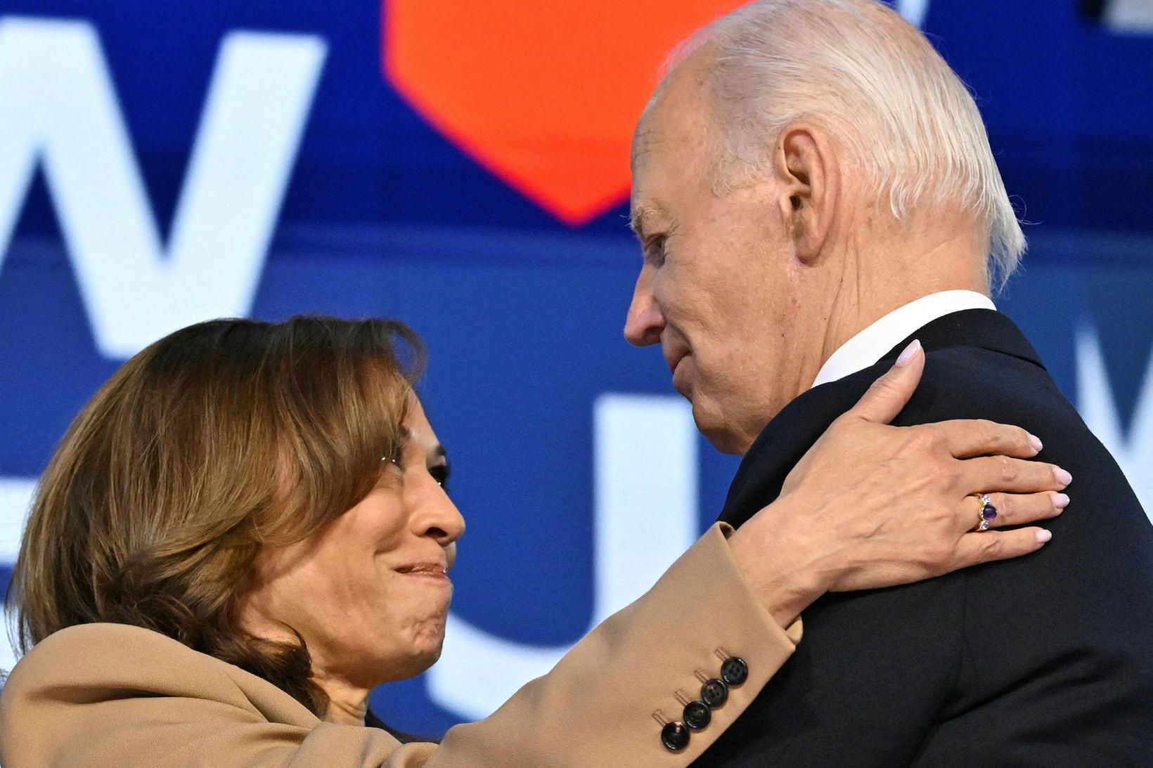 Biden og Harris féllust í faðm að ræðu Bidens lokinni.