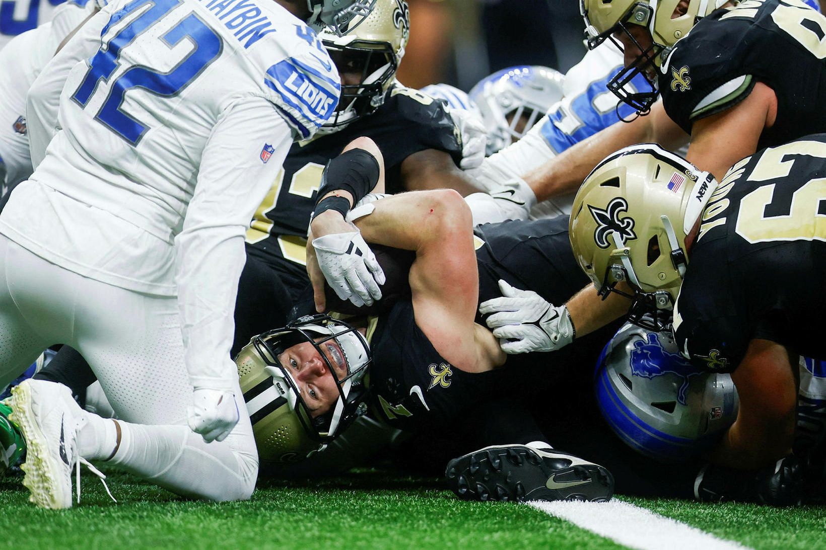 Taysom Hill skorar snertimark fyrir New Orleans.