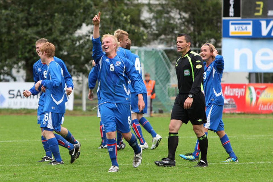 Emil Ásmundsson, fyrir miðri mynd, fagnar eftir að hafa skorað mark.