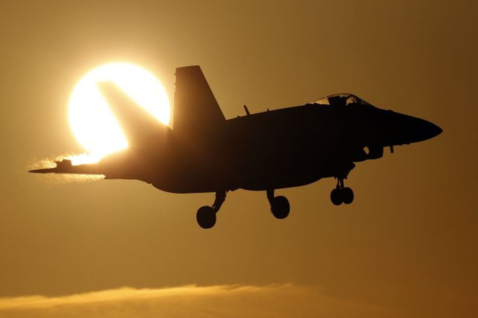 Öryggisráð Sameinuðu þjóðanna hefur samþykkt flugbann yfir Líbíu.