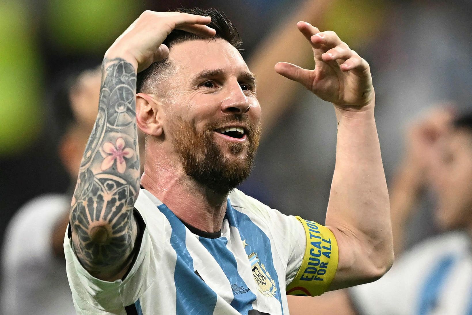 Lionel Messi fagnar sigrinum á Áströlum í leikslok.