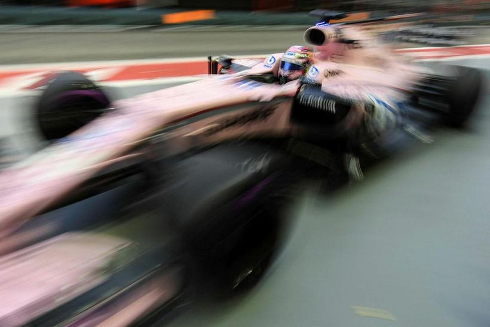 Sergio Perez á Force India í tímatökunni en hann féll úr leik í annarri lotu …