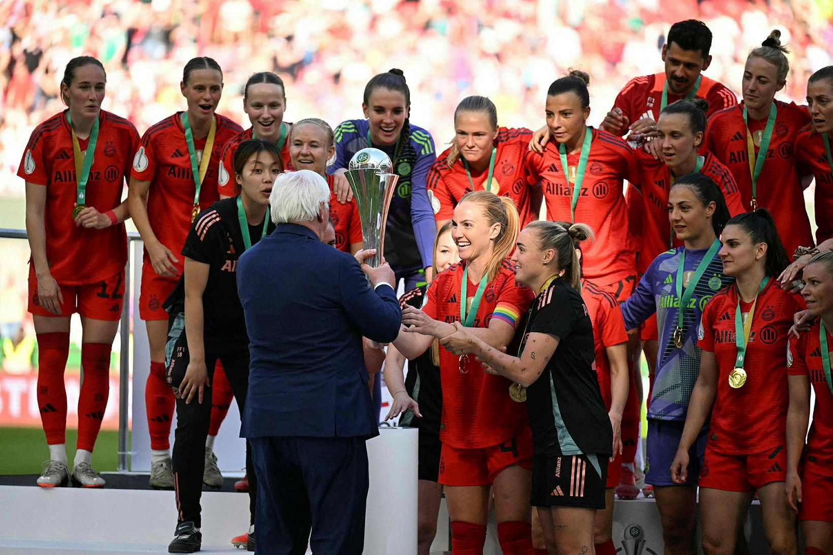 Glódís Perla Viggósdóttir tekur við þýska bikarnum eftir sigur Bayern …