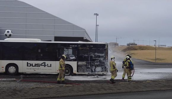 Myndskeið: Alelda strætó í Reykjanesbæ 