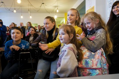 The association Refugees which have organized the reception of Ukranian refugees in Iceland had a big party on Thursday when they left the former location at Guðrúnartún to go to a bigger space in Aflagrandi.