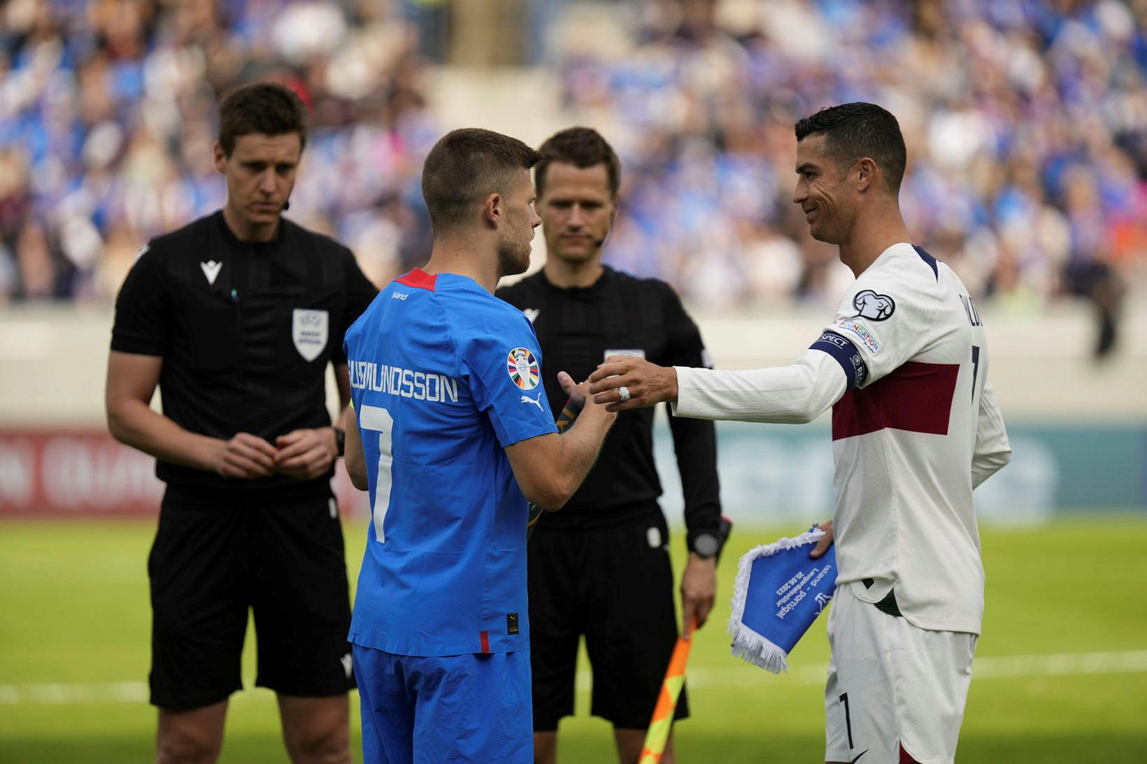 Jóhann Berg Guðmundsson tekur í spaðann á Cristiano Ronaldo.