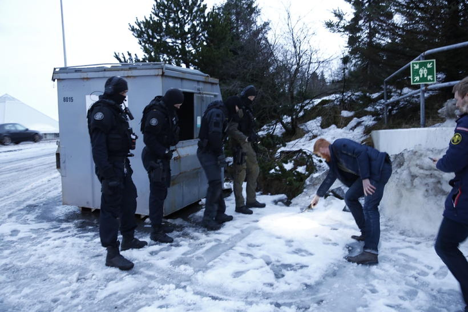 Sérsveitarmenn undirbúa leitina.