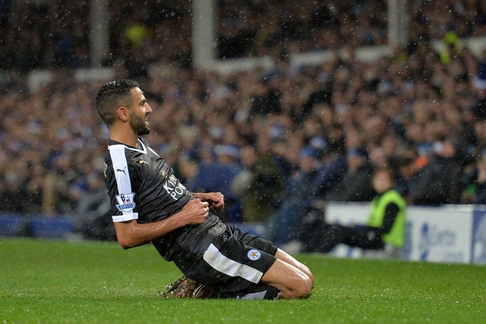 Riyad Mahrez fagnar öðru marki sínu fyrir topplið Leicester gegn Everton.