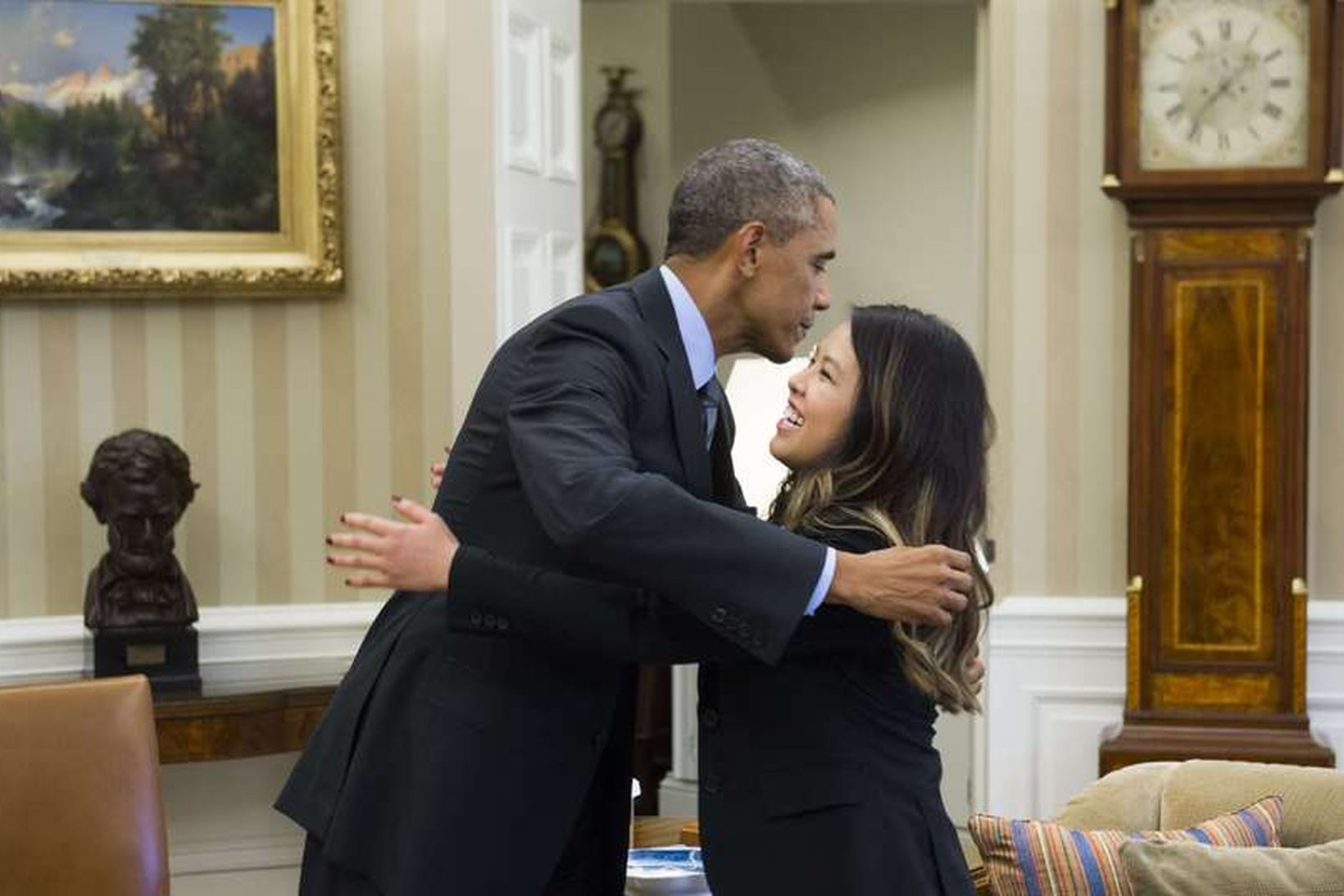 Barack Obama faðmar Ninu Pham, nokkrum klukkustundum eftir að hún …