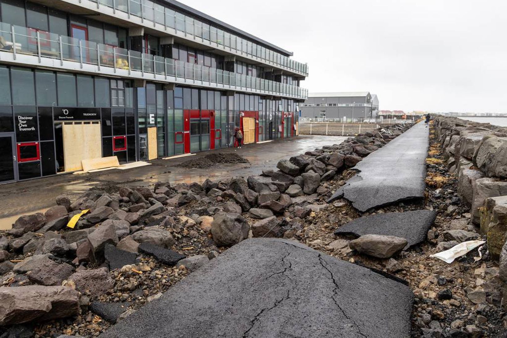 Fiskislóð 31. Glerveggur stóðst ekki áhlaupið þegar flóðið skall á …