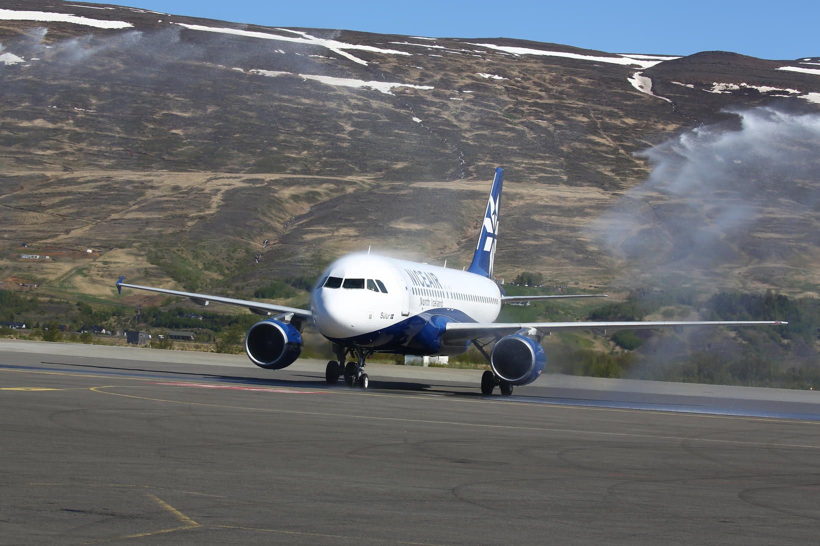 Vél Niceair lenti á Akureyrarflugvelli í dag.