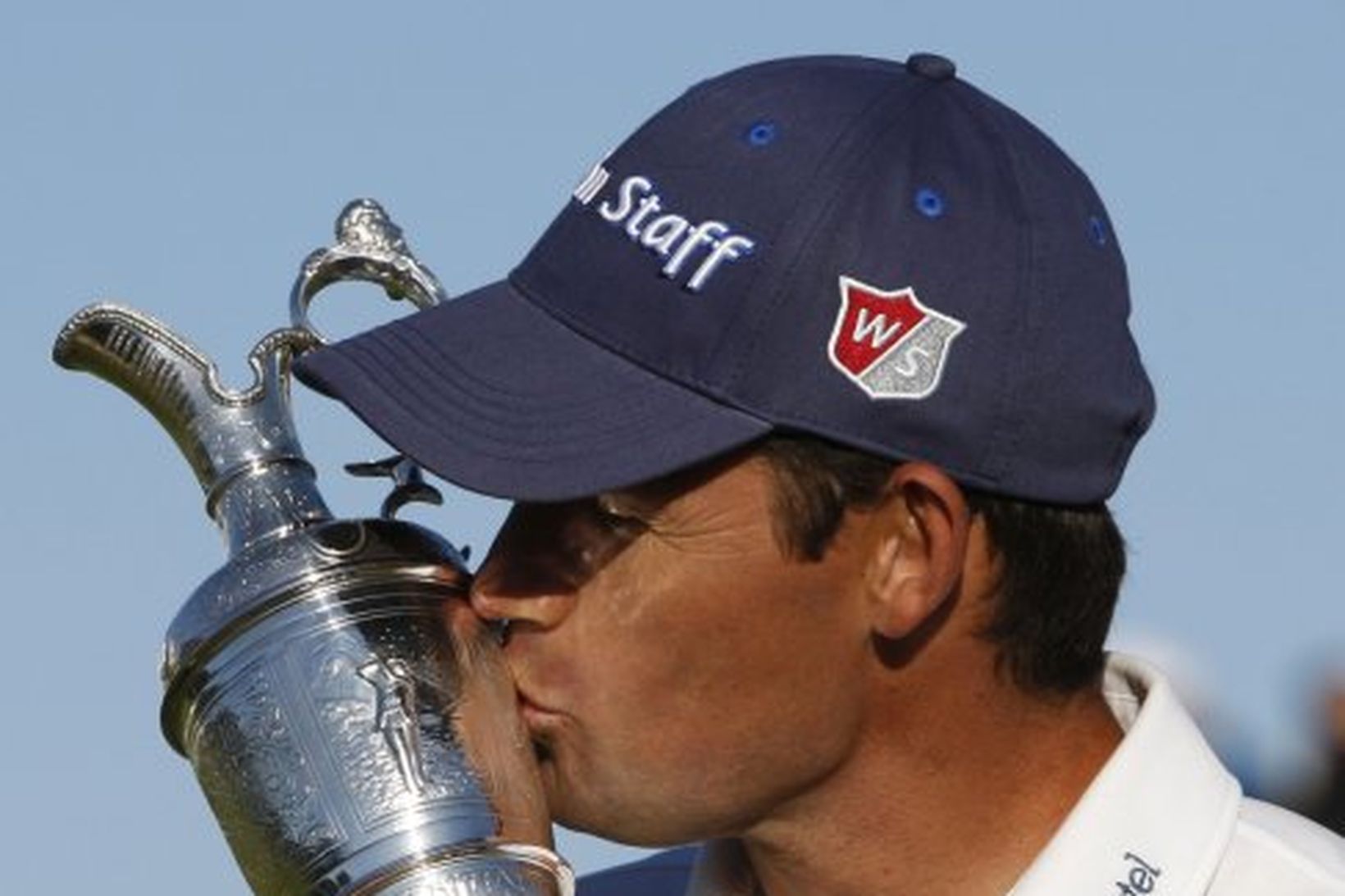 Padraig Harrington faðmar hér Claret Jug verðlaunagripinn.