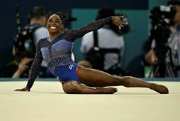 Simone Biles í gólfæfingum í Bercy-höllinni í kvöld.