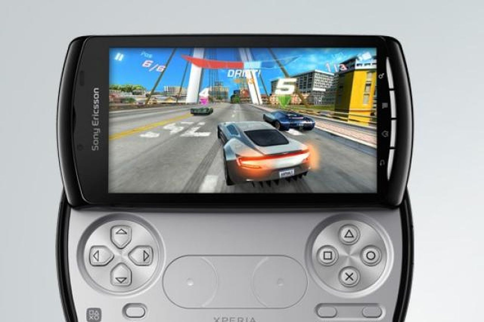 Sony Xperia PLAY er snjallsími og PlayStation leikjatölva.