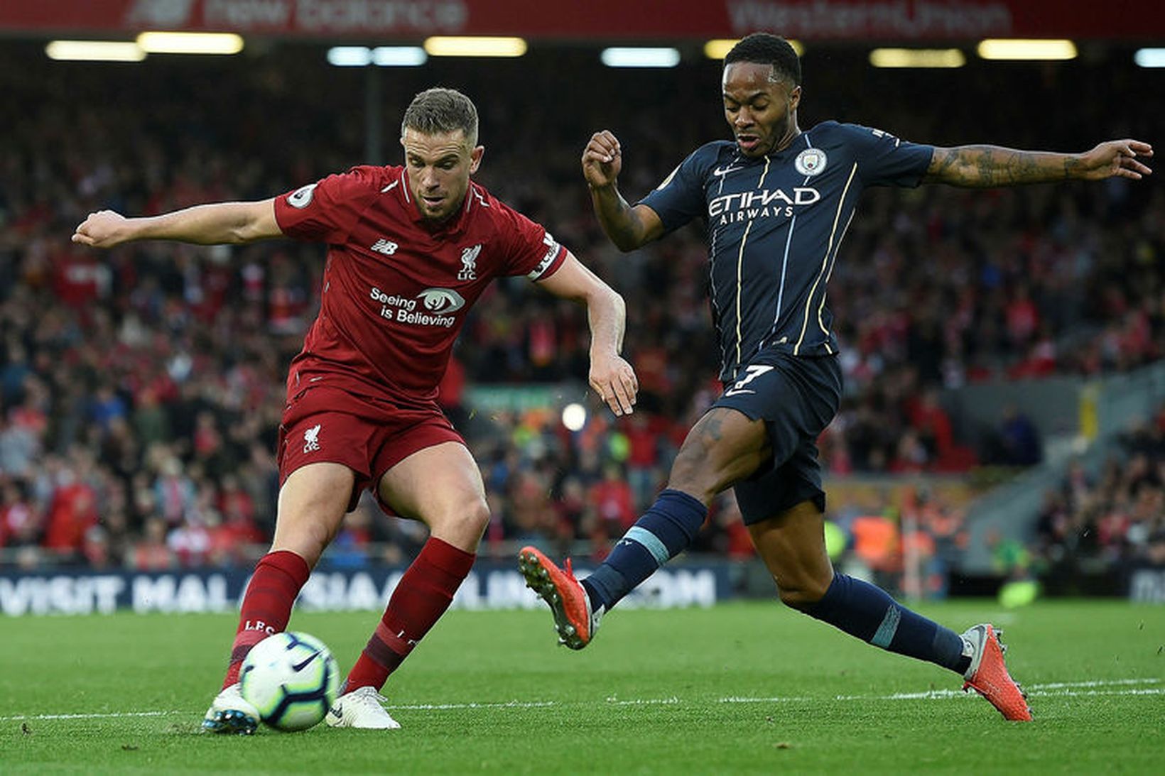 Jordan Henderson fór meiddur af velli gegn Huddersfield í gær.