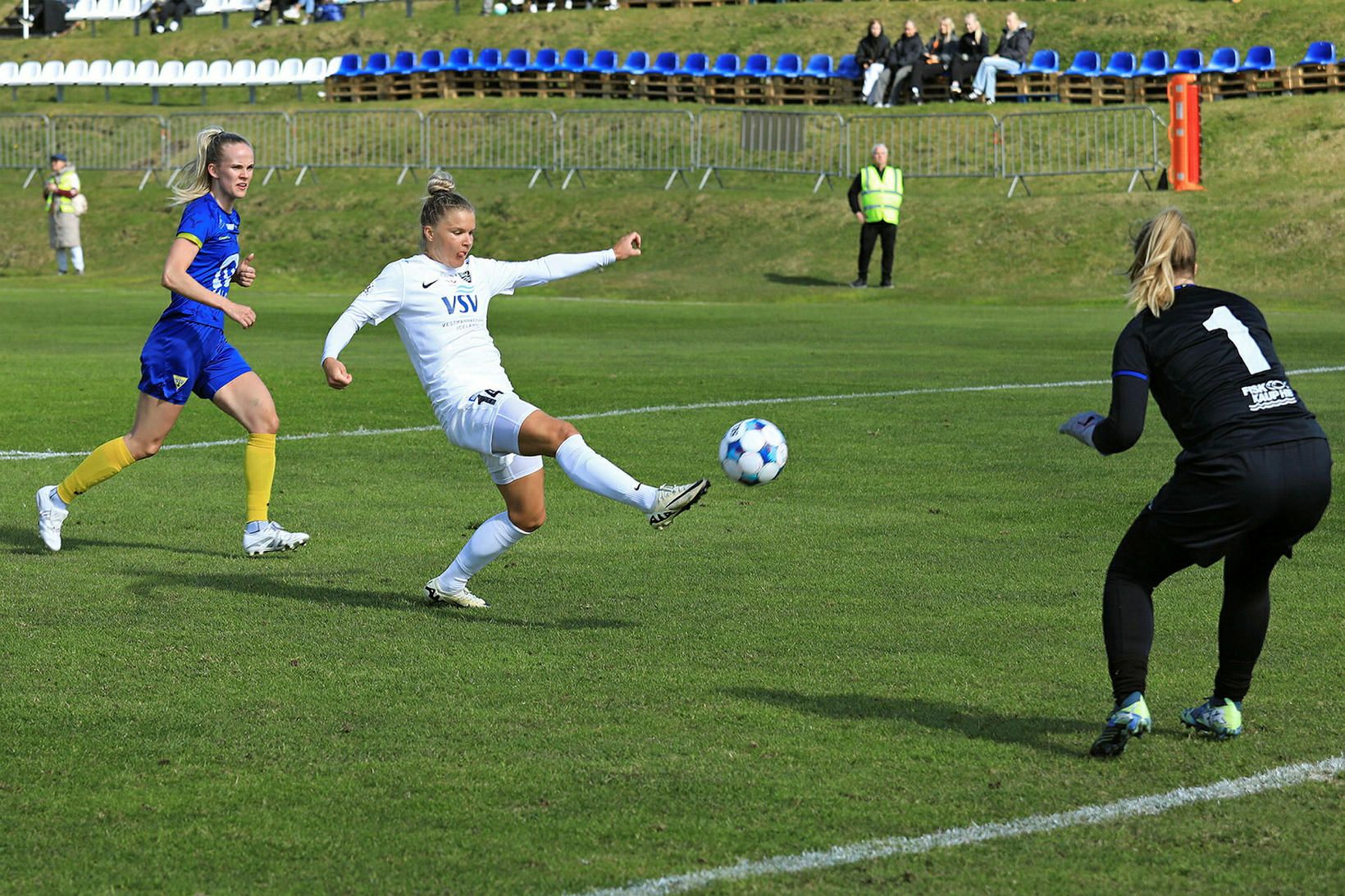 Olga Sevcova og stöllur í ÍBV eru komnar í toppsætið.