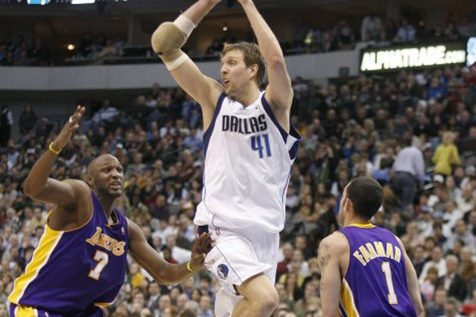 Dirk Nowitzki brýst framhjá Lamar Odom og Jordan Farmar leikmönnun …