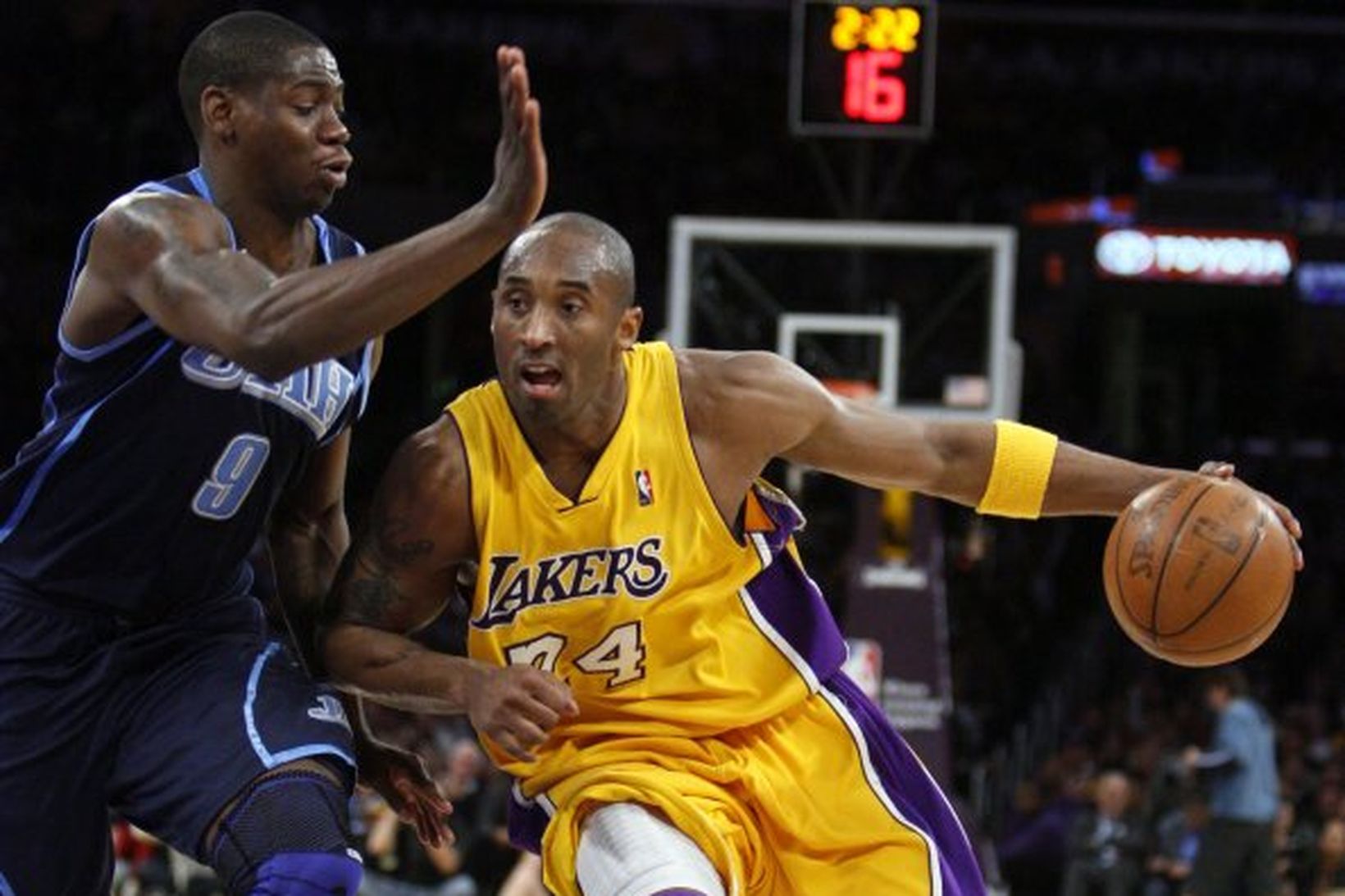 Kobe Bryant brýst hér gegn Ronnie Brewer í leik Lakers …