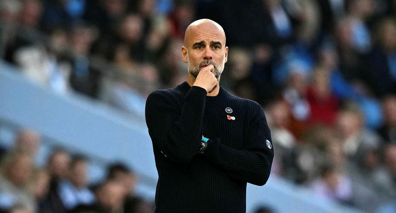 Pep Guardiola áhyggjufullur á hliðarlínunni.