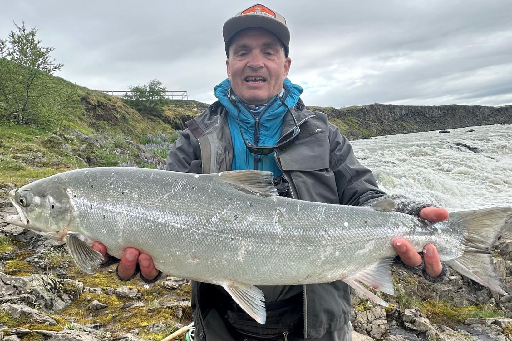 Stefán Sigurðsson með fyrsta laxinn úr Urriðafossi í morgun. Veiðisumarið …