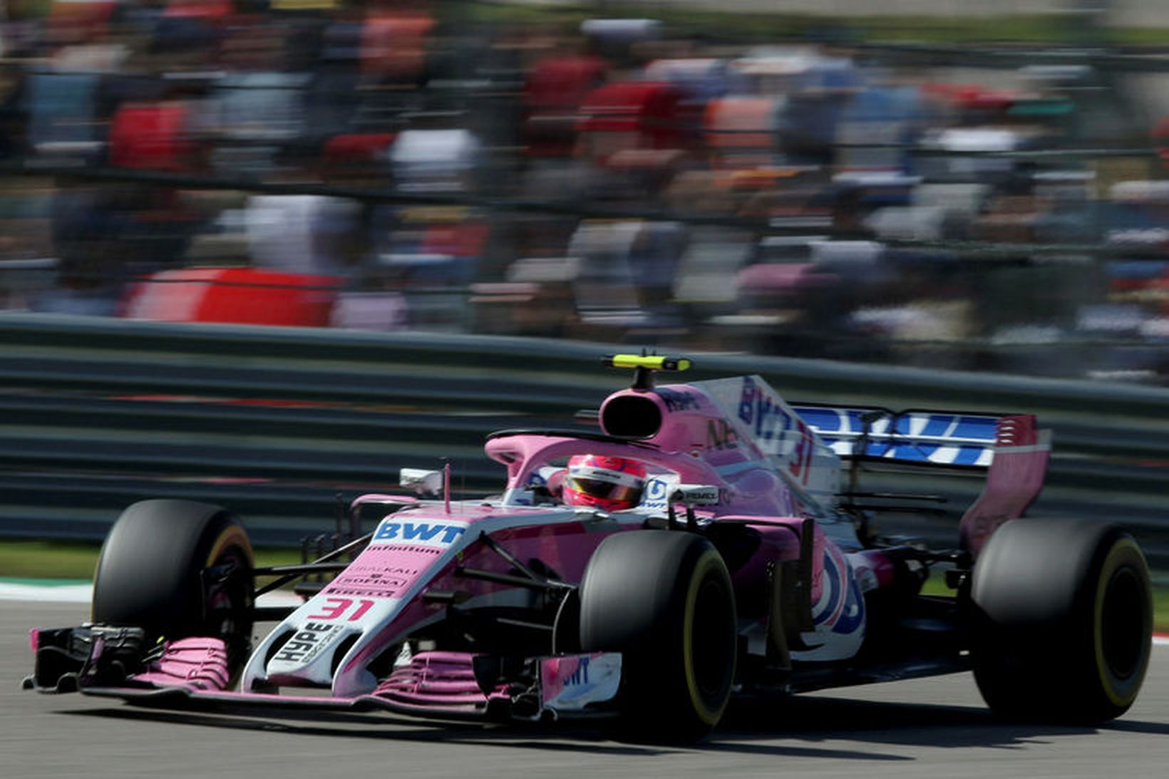 Esteban Ocon á ferð á Force India bílnum í kappakstrinum …