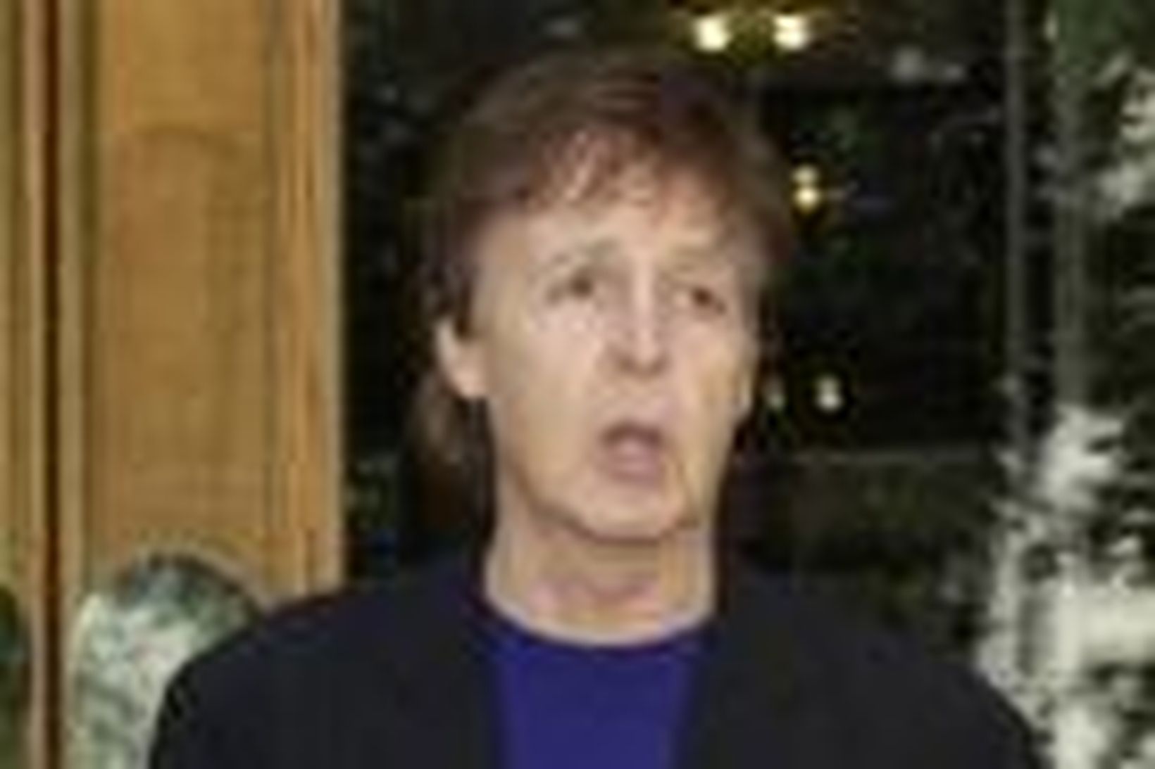 Paul McCartney yfirgefur Sony kvikmyndahúsið í Lundúnum með eintak af …