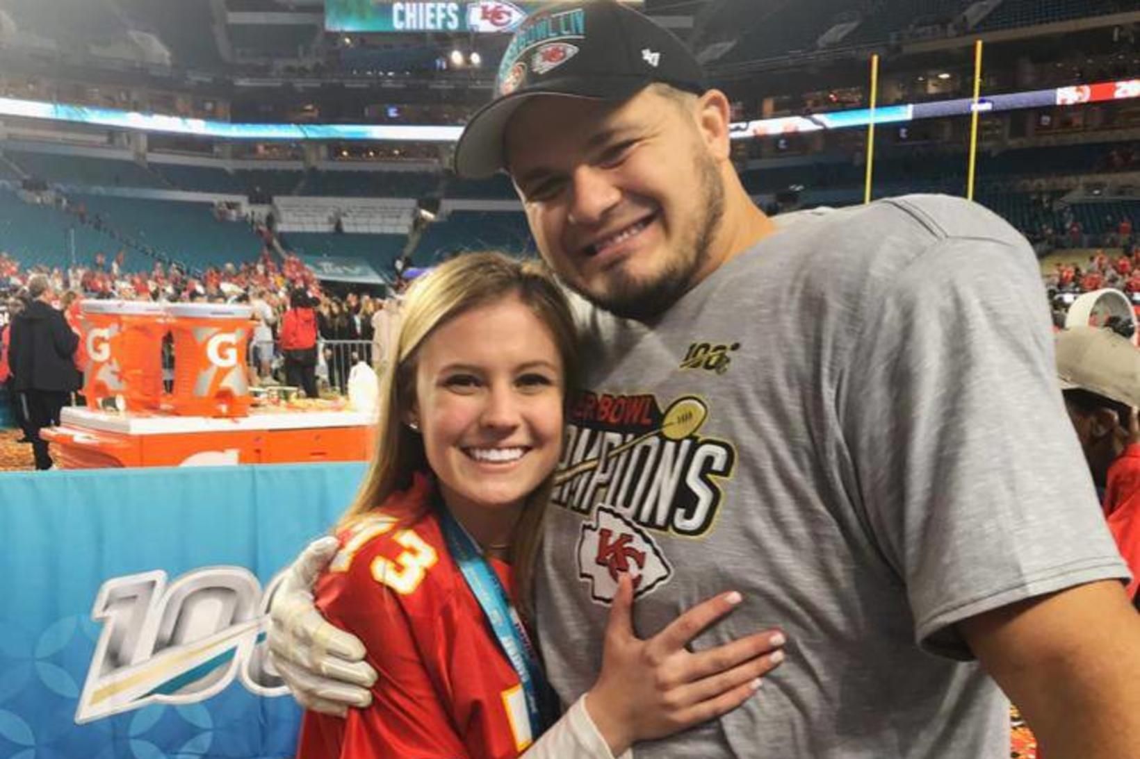 Christina og Nick Allegretti eignuðust tvíburadætur nóttina fyrir Ofurskálarleik NFL-deildarinnar.