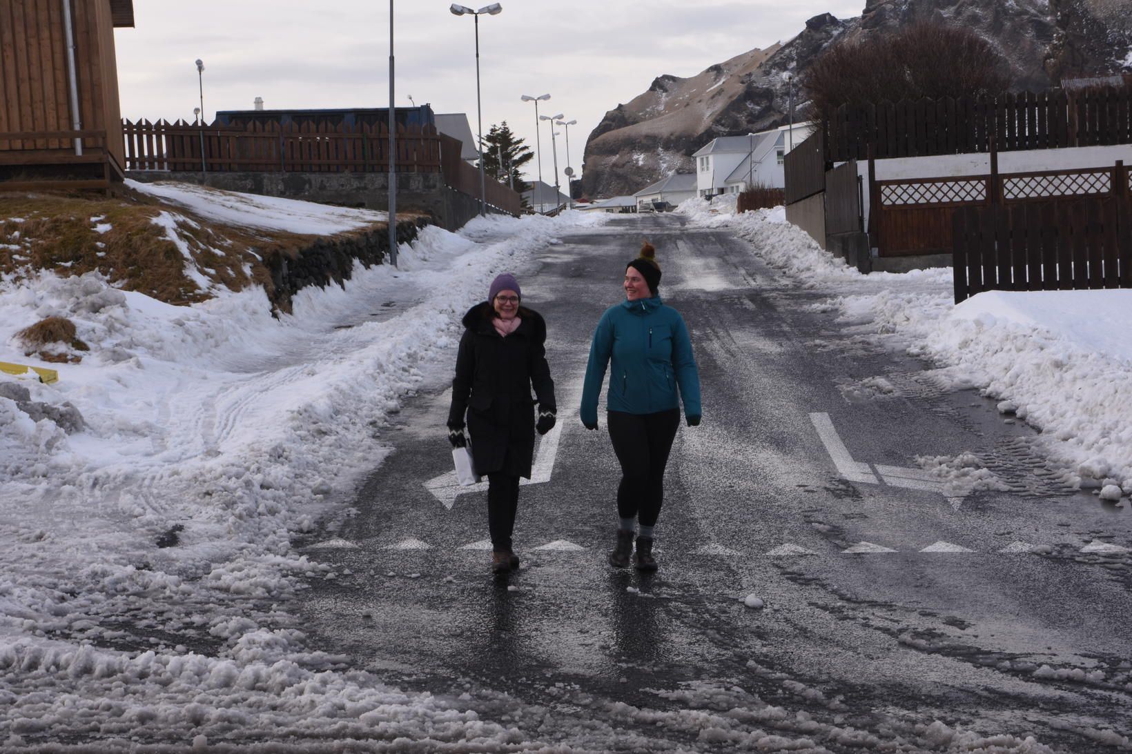 Eyjamenn þramma marauðar götur, daginn eftir blindbylinn.