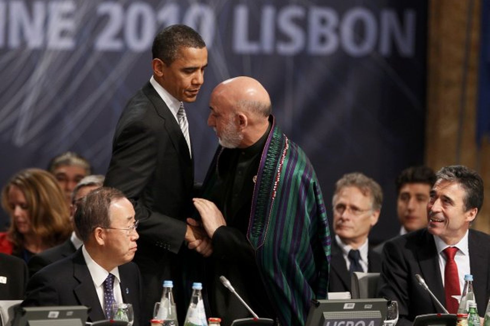 Barack Obama heilsar hér Hamid Karzai, forseta Afganistan, á leiðtogafundi …