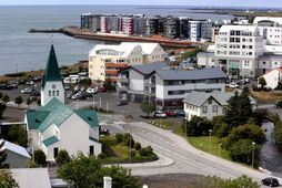 Maðurinn var fluttur á sjúkrahús til frekari aðhlynningar.