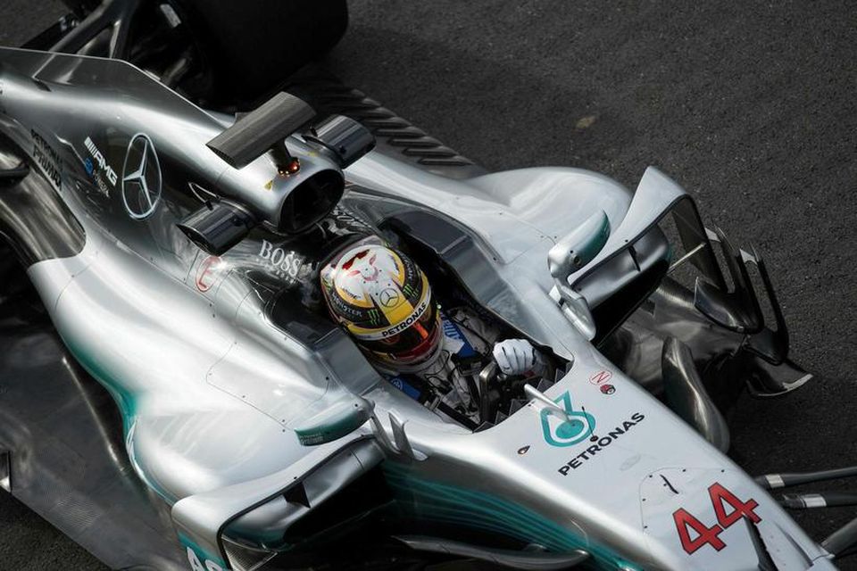 Lewis Hamilton frumekur 2017-bíl Mercedes í Silverstone í dag.