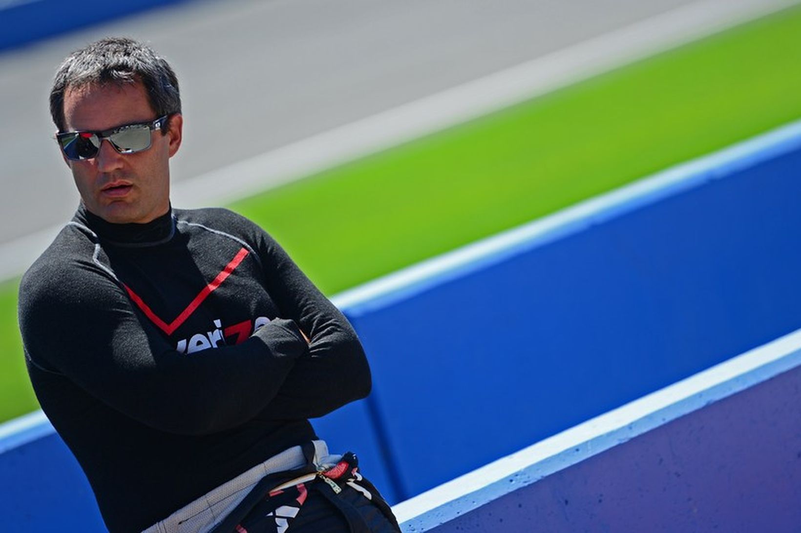 Juan Pablo Montoya fylgist með tímatökum fyrir IndyCar kappakstur í …