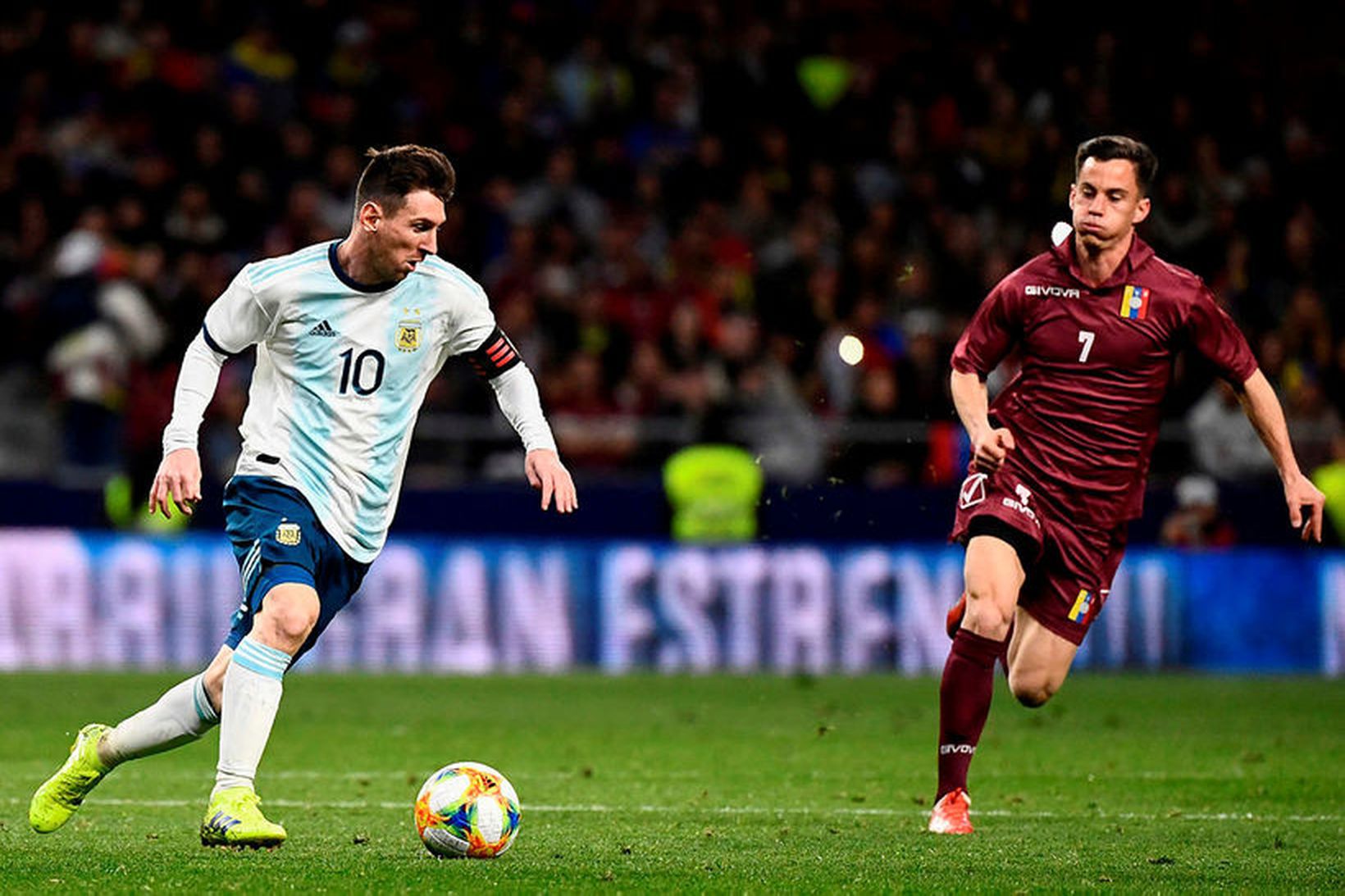 Lionel Messi með boltann í leiknum við Venesúela í gærkvöld.