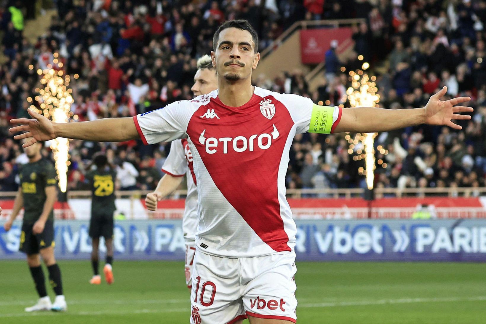 Fyrirliðinn Wissam Ben Yedder fagnar marki í dag.