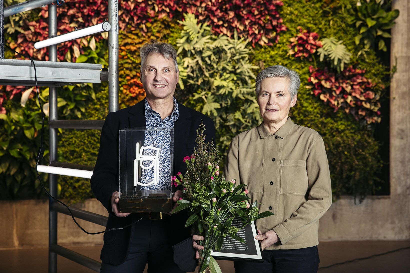 Steve Christer og Margrét Harðardóttir frá Studio Granda með verðlaunin.