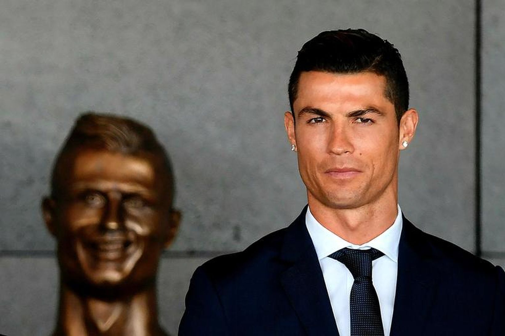 Cristiano Ronaldo og bronsstyttan í bakgrunni.