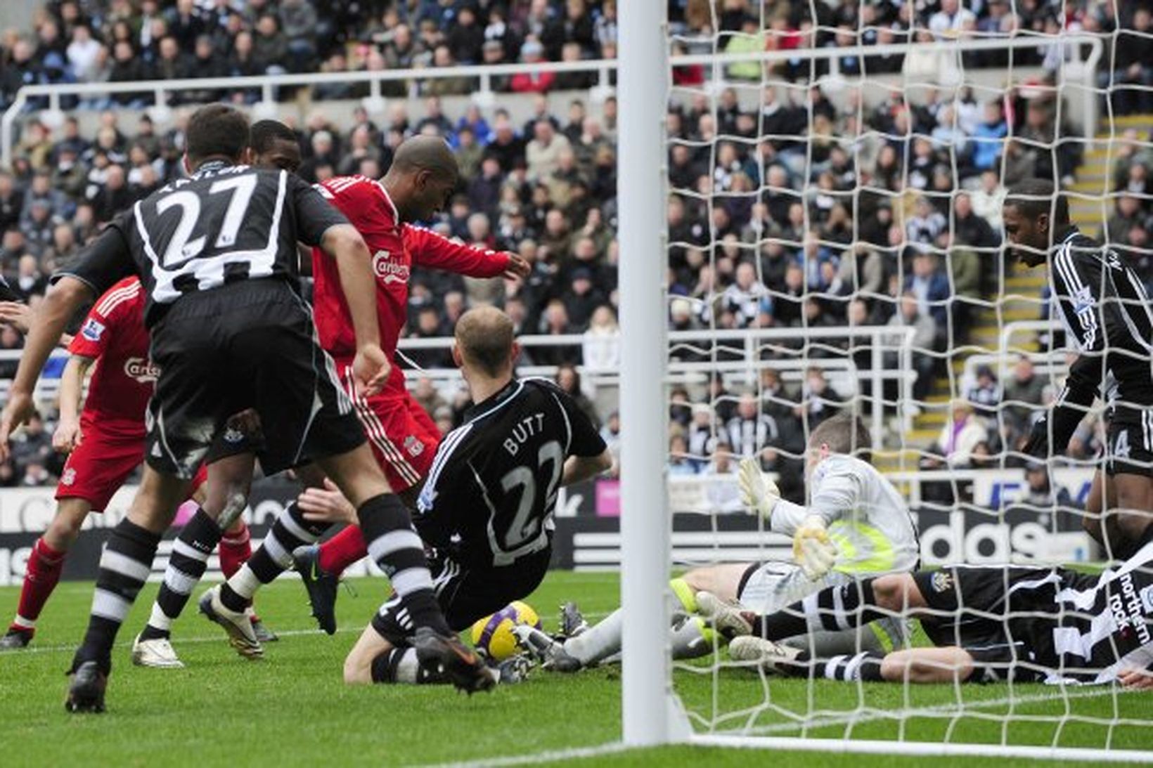 Ryan Babel skorar eitt marka Liverpool í leiknum í gær.