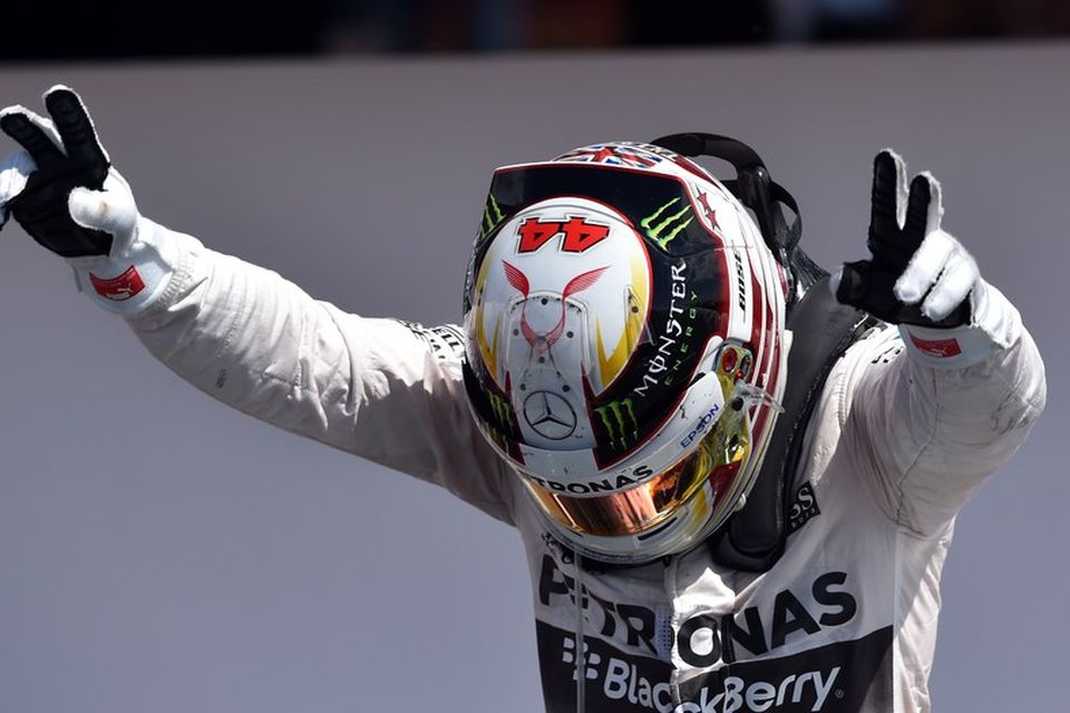 Lewis Hamilton hneigir sig frammi fyrir löndum sínum eftir sigurinn í Silverstone.
