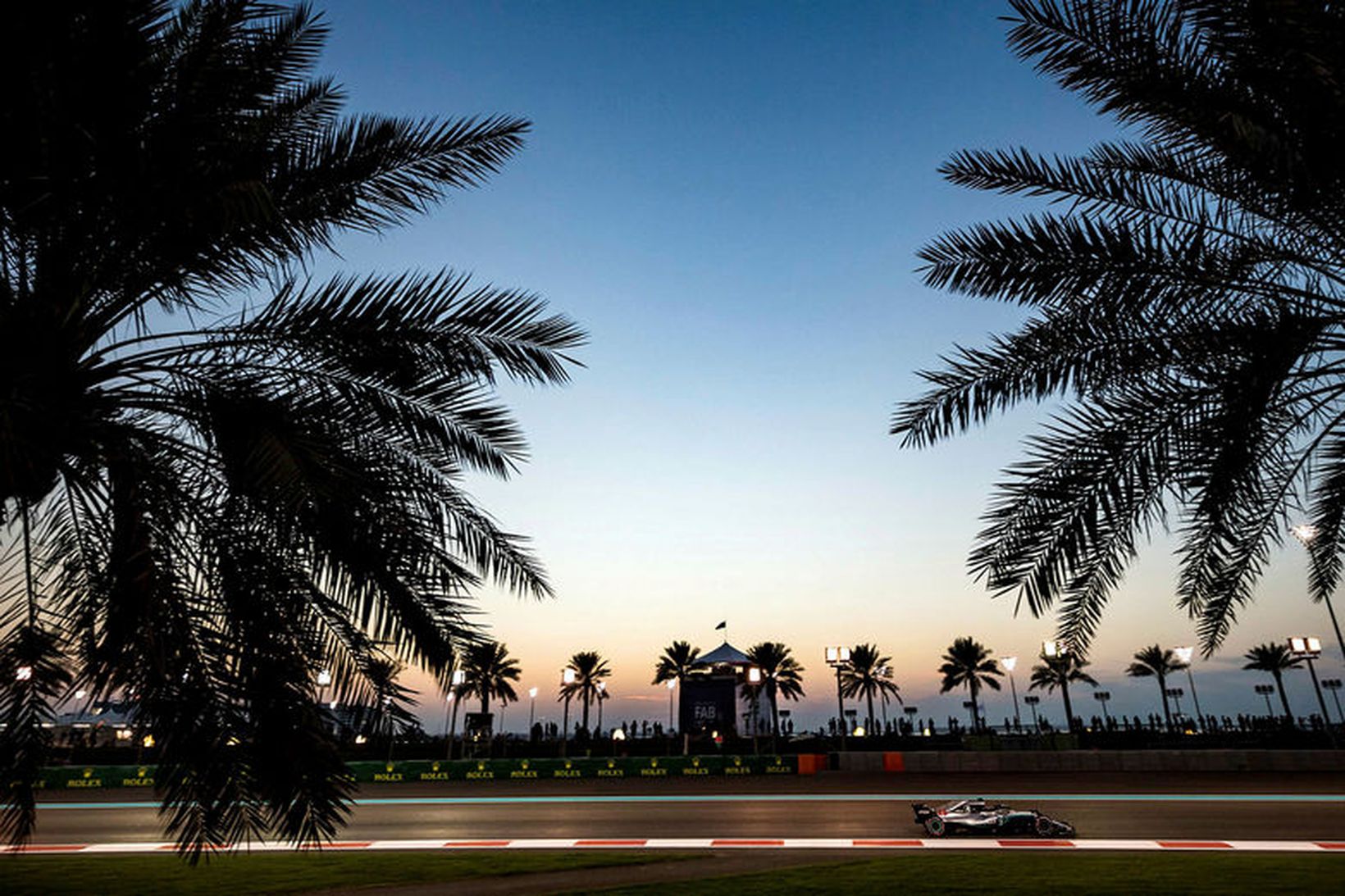 Lewis Hamilton á ferð á æfingu í Abu Dhabi.