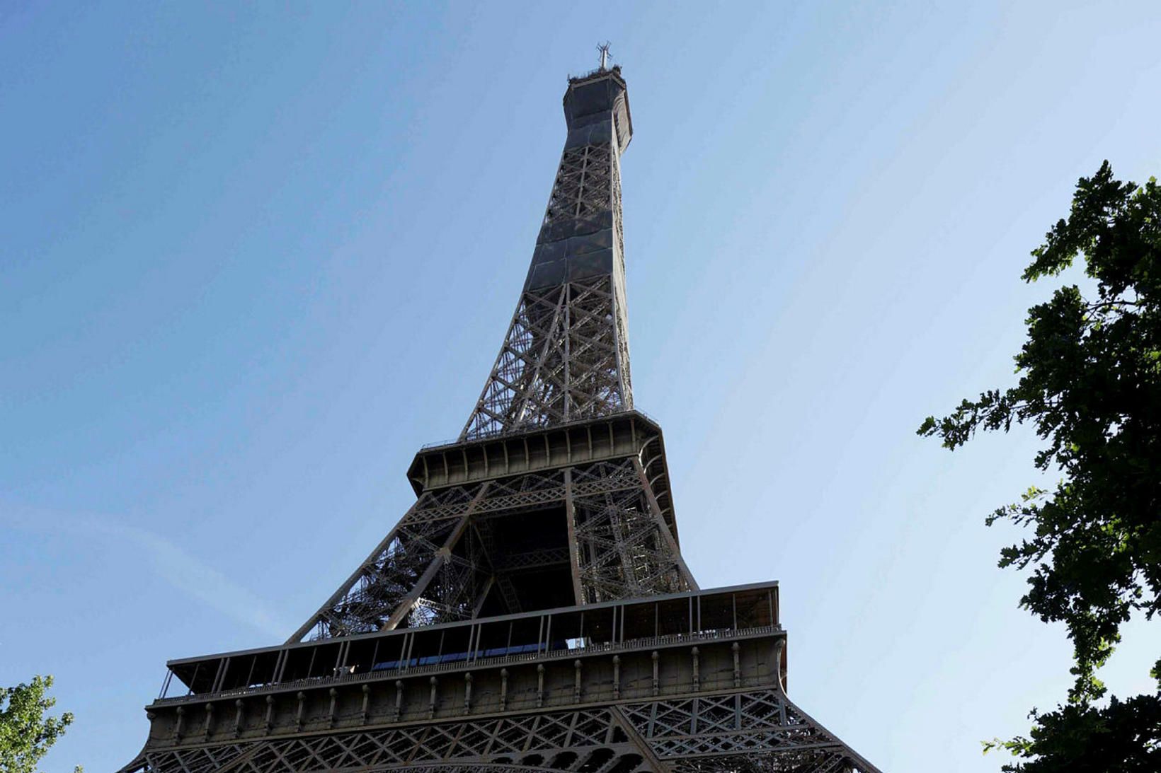 Eiffel turninn opnaði í dag.