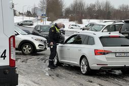 Lögreglan mun kíkja við fyrir utan Laugardalshöllina af og til í dag.