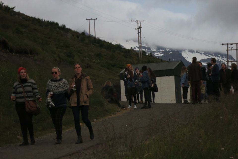 Gestir flykktust utar í fjörðinn