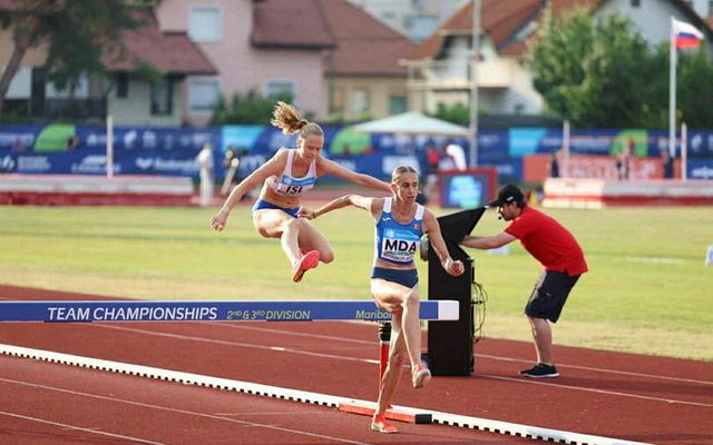 Andrea Kolbeinsdóttir sem hér stekkur yfir hindrun í 3.000 metra hindrunarhlaupinu var önnur í báðum …