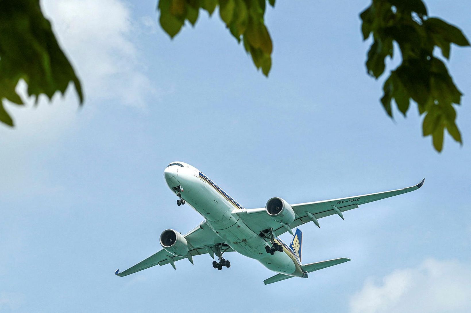 Boeing 737-vél Singapore Airlines á flugi.