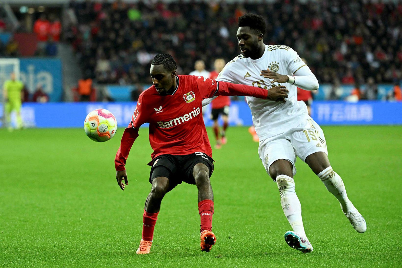 Hollendingurinn Jeremie Frimpong í baráttunni við Kanadamanninn Alphonso Davies.