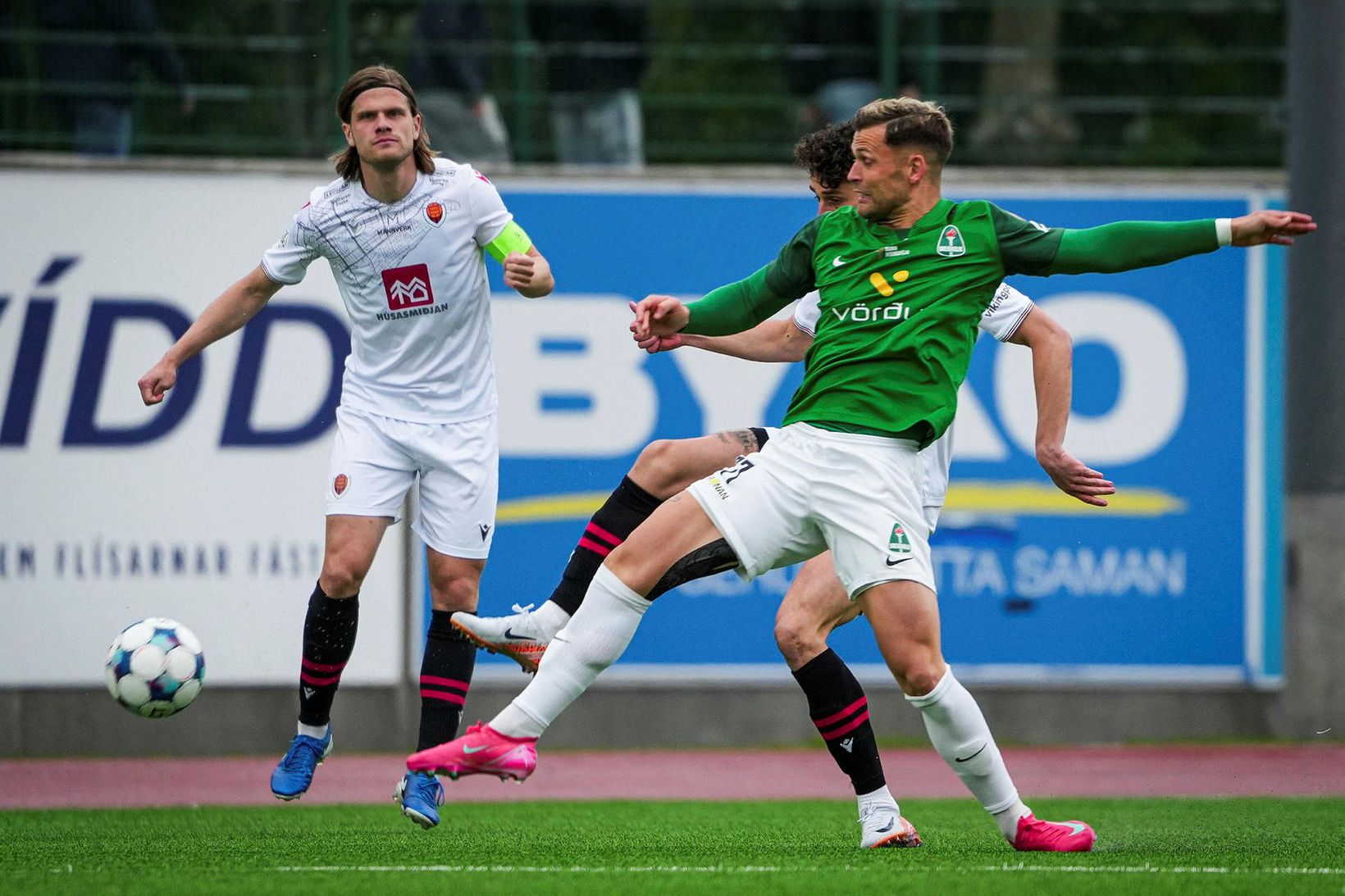 Davíð Örn Atlason og Tobias Thomsen í leiknum á sunnudagskvöld.